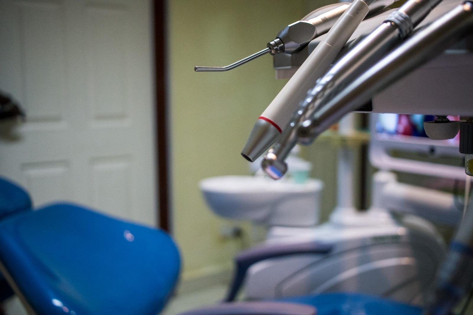 Sterilised handpieces and three-in-one syringe mounted on a dental delivery unit